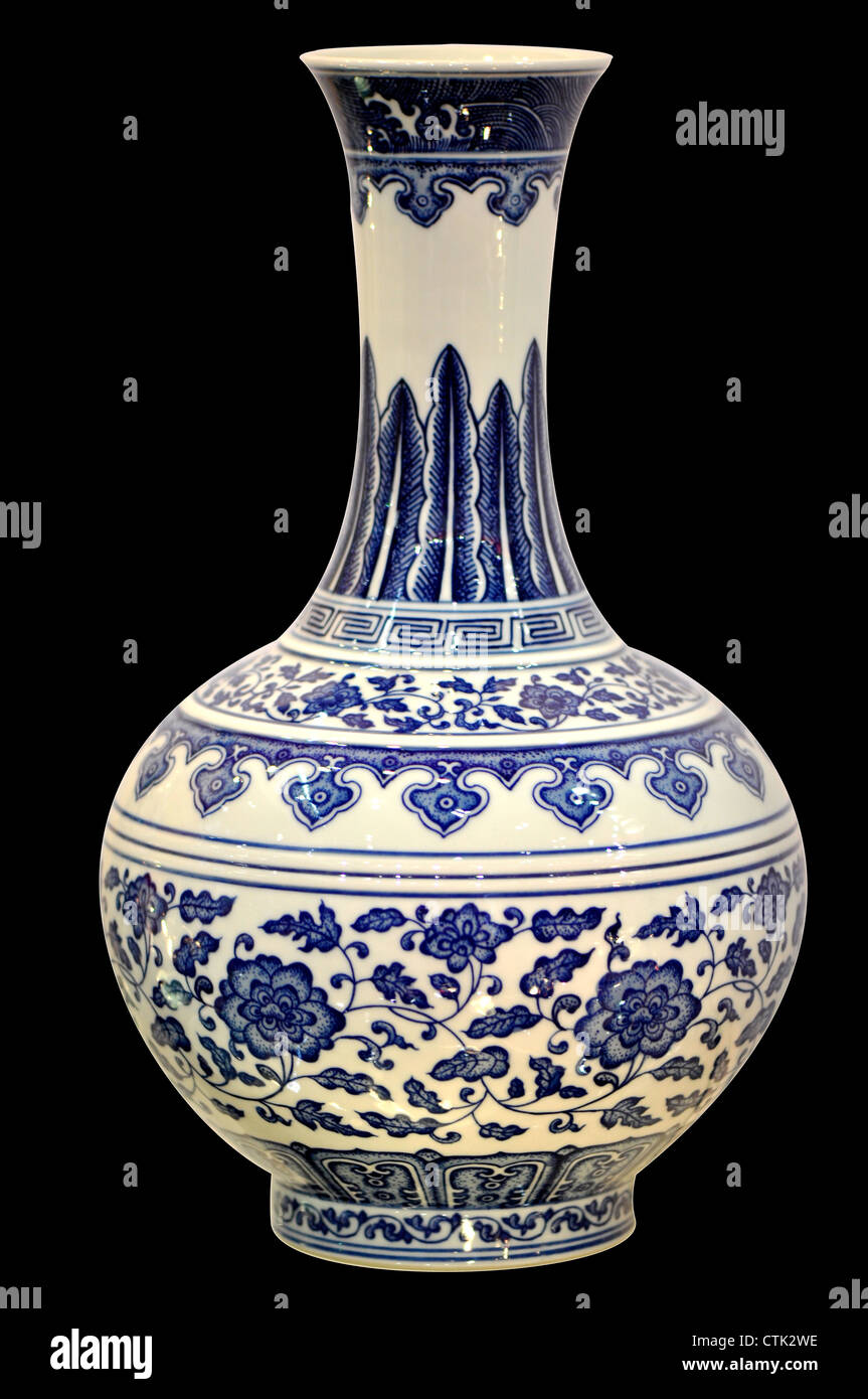 Chinesische traditionelle blaue und weiße Porzellanvase isoliert Stockfoto