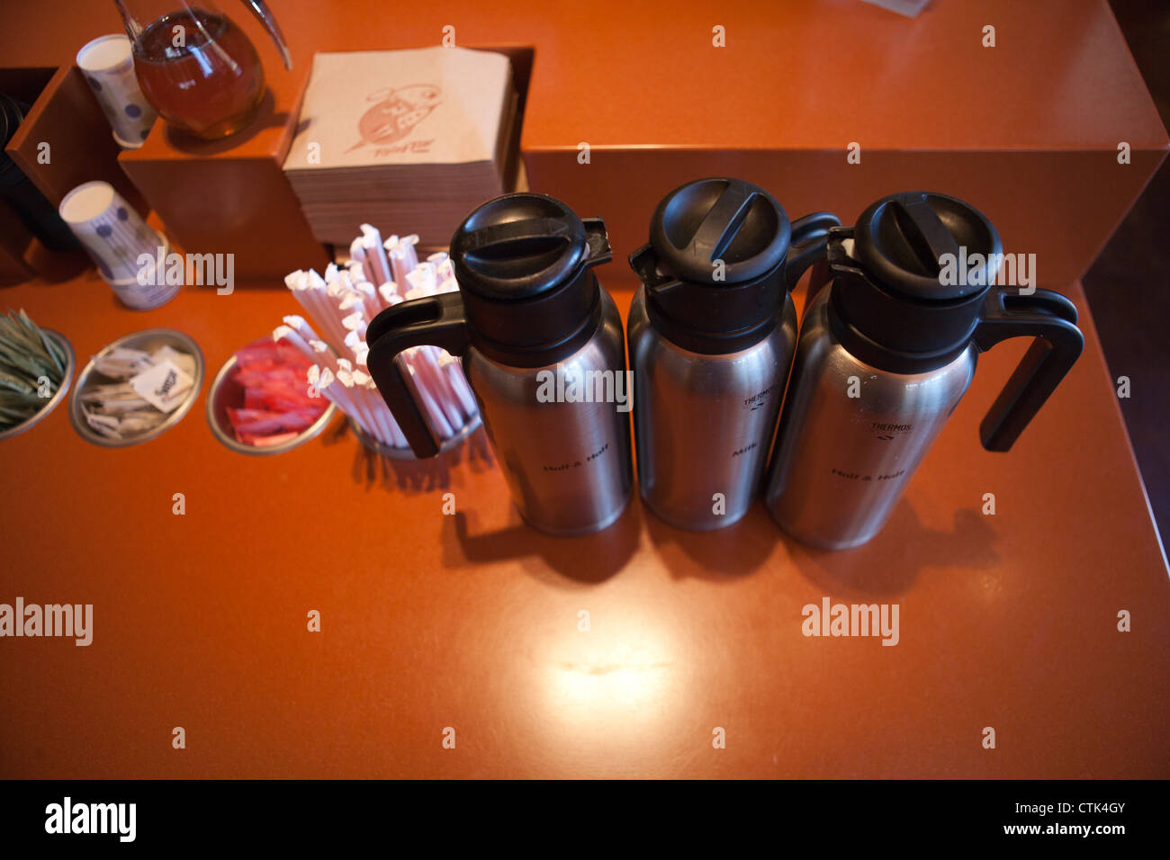 Auswahl der Creme, halb und halb, Milch, fettarme Milch in Kannen in einem Café. Stockfoto