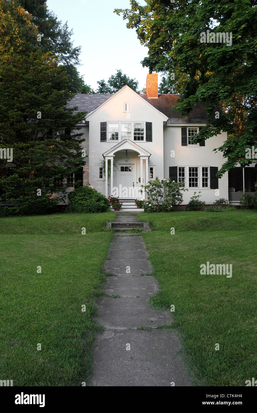 Gehweg in Richtung einer stattlichen weißen Hause in Amherst, Massachusetts Stockfoto