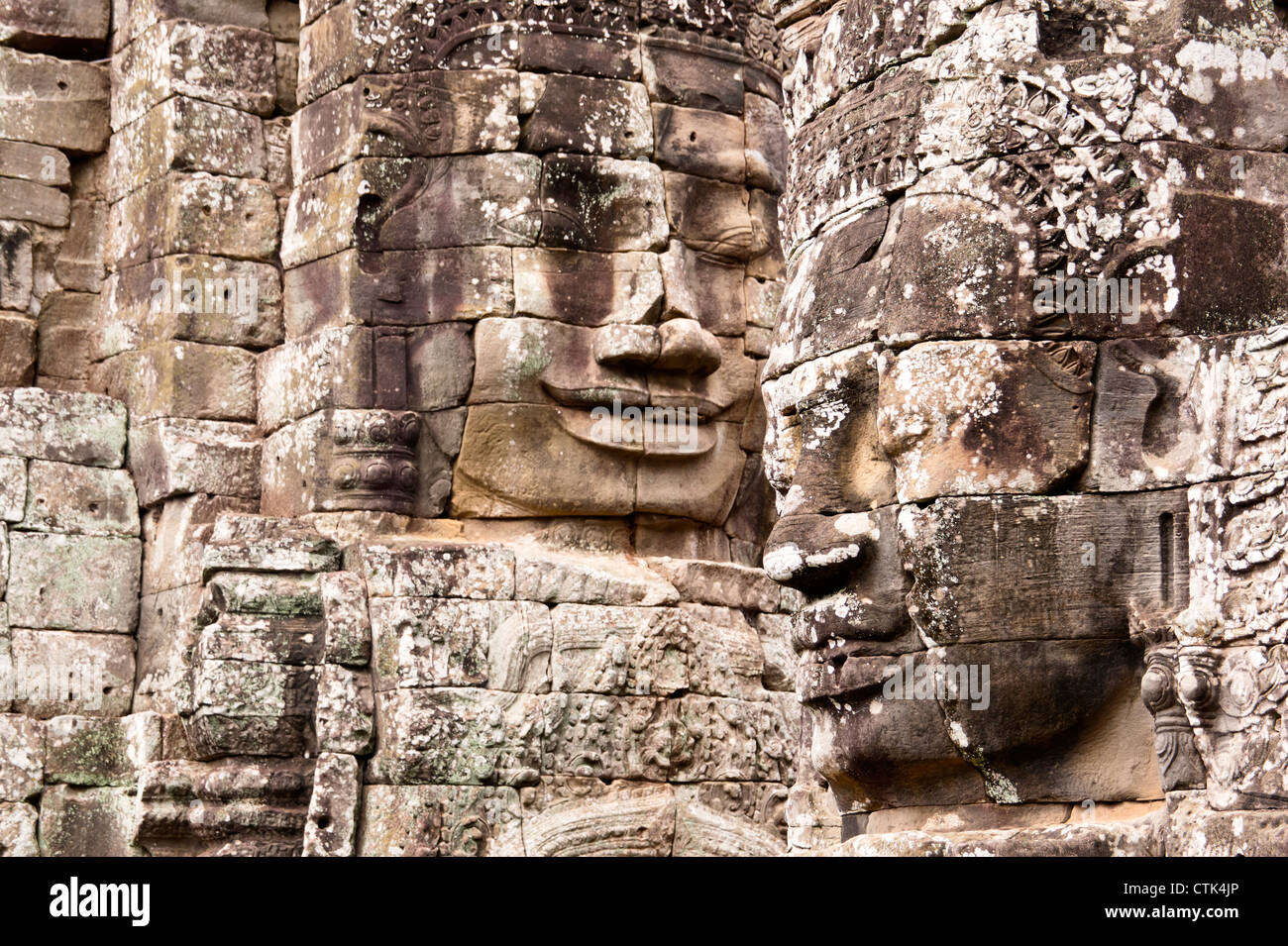Zwei steinerne Statue Gesichter am Bayon, Kambodscha Stockfoto