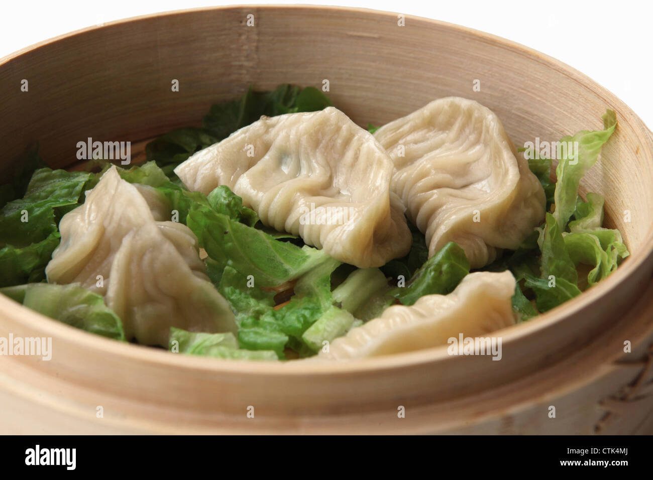 Gestreamte Gyoza (Jiaozi) in dampfenden Korb Bambus Stockfoto