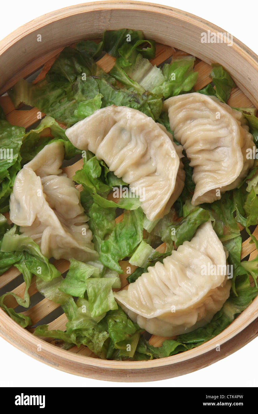 Gestreamte Gyoza (Jiaozi) in dampfenden Korb Bambus Stockfoto