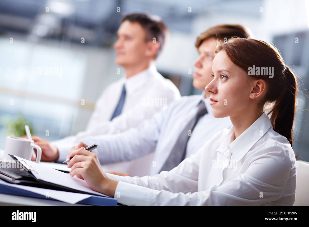 Reihe von Geschäftsleuten Seminarbesuch und zuhören Stockfoto