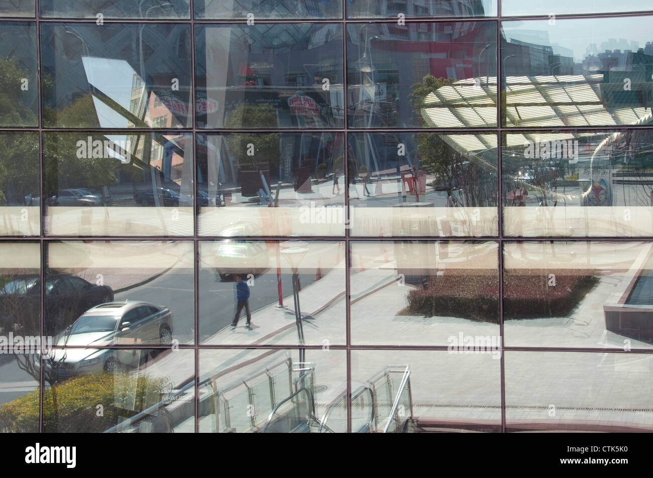 Reflexionen in einer Glaswand auf Yifei Originalität Street - Shanghai, China Stockfoto