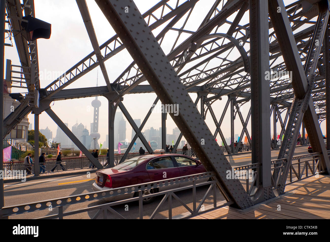 Wadaibu Brücke über den Fluss Suzhou Creek, Türme von Lujiazui im Hintergrund - Shanghai (China) Stockfoto