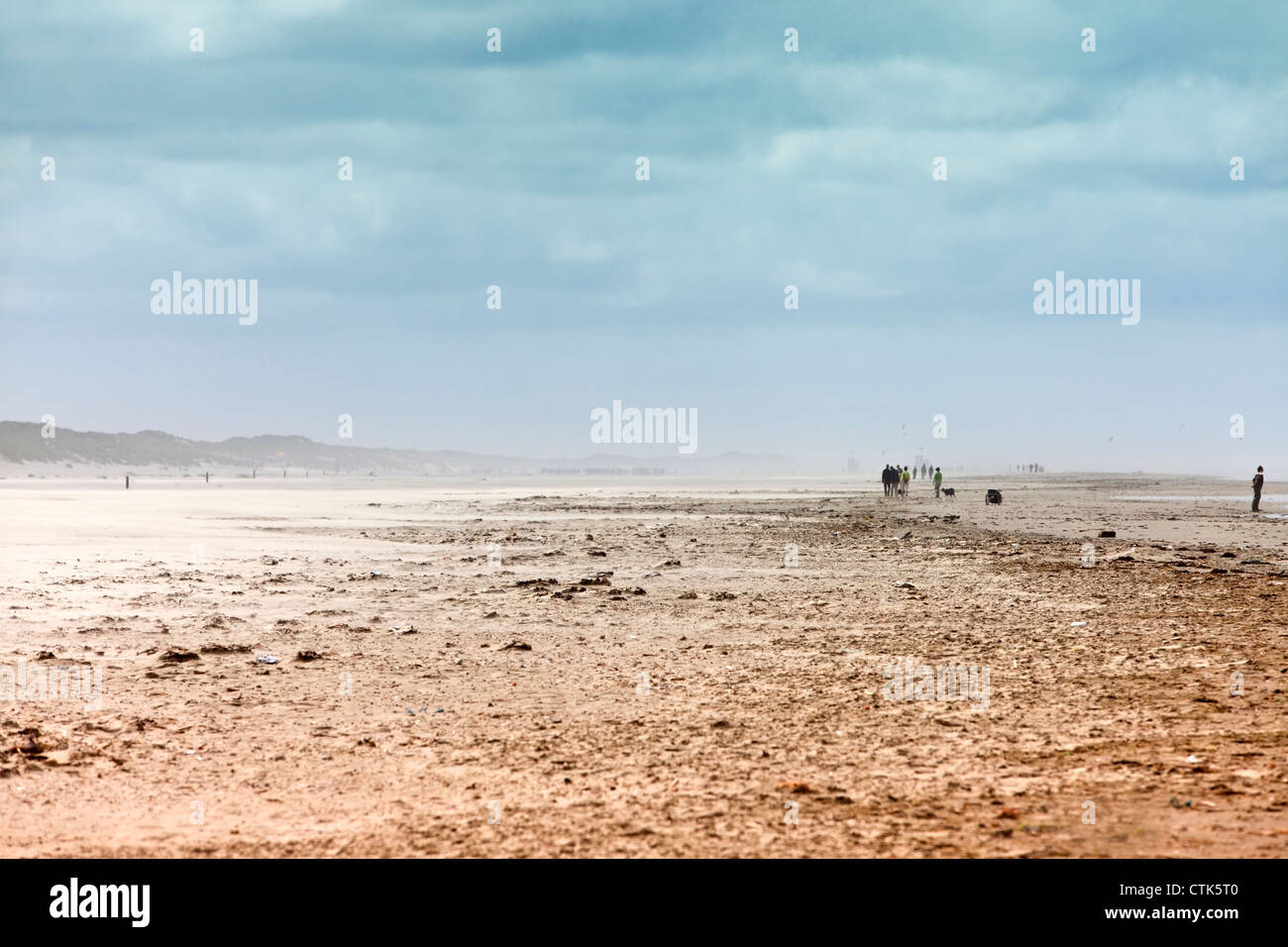 Himmlische Landschaft eines Strandes während Sandsturm Stockfoto