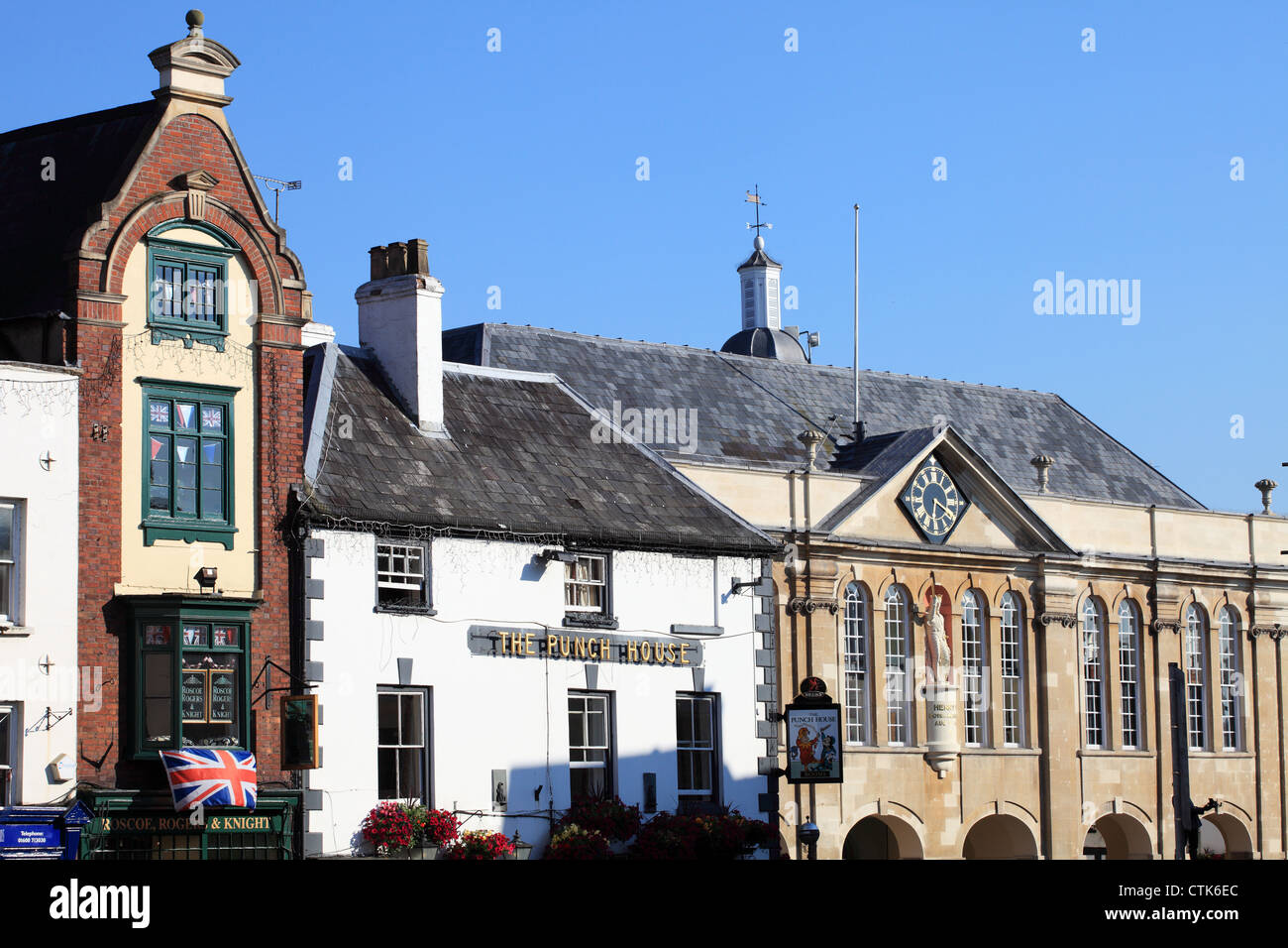 Agincourt Square Monmouth zeigt der Punch House Pub und Shire Hall, Wales UK Stockfoto