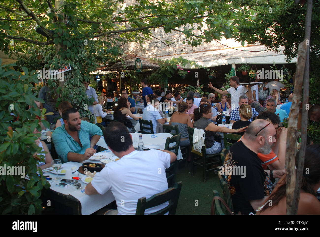 Essen gehen in Istanbul in einem der vielen beliebten Restaurants neben den Bosporus. Bild von: Adam Alexander/Alamy Stockfoto