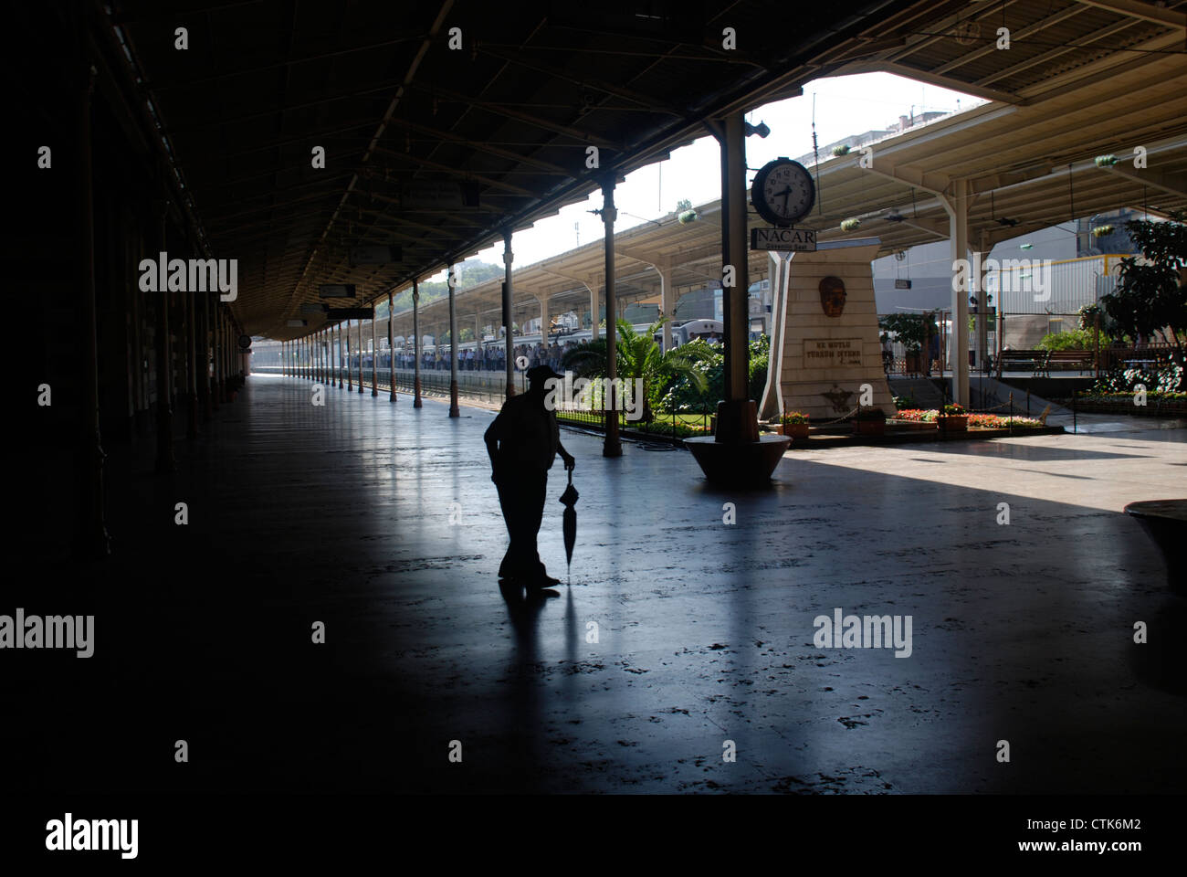 Ein Alter Mann mit einem Regenschirm durchschreitet Bahnhof Sirkeci in Istanbul. Bild von: Adam Alexander/Alamy Stockfoto