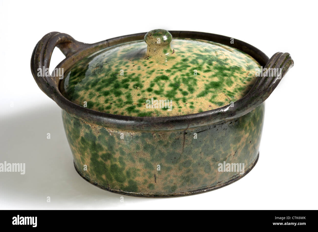 Keramik Topf mit Deckel glasiert braun und grün Stockfoto
