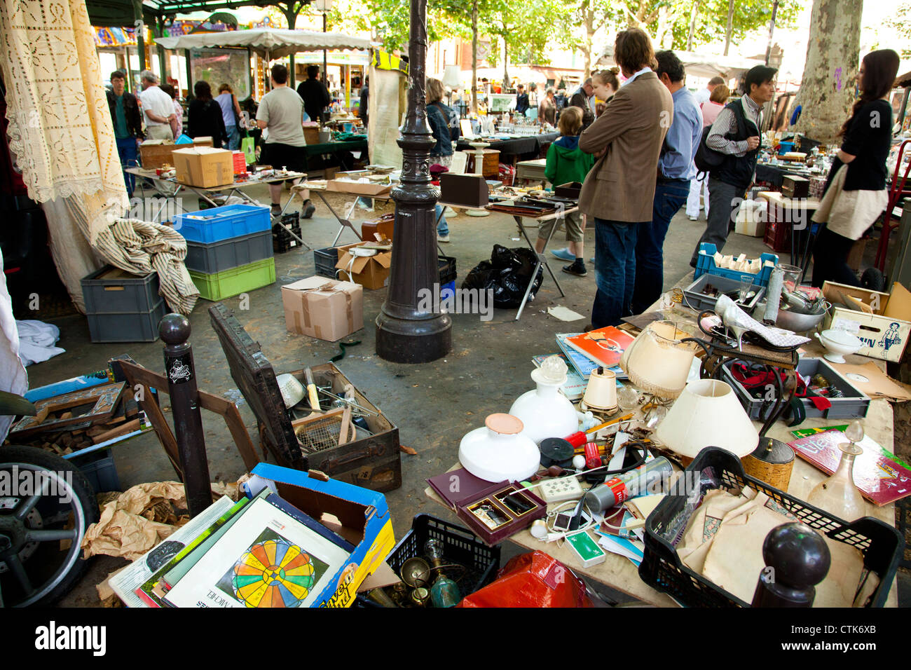 Second Hand Markt verkauft eine Vielzahl von waren im Ort Abbesses in Montmartre-Viertel von Paris Stockfoto