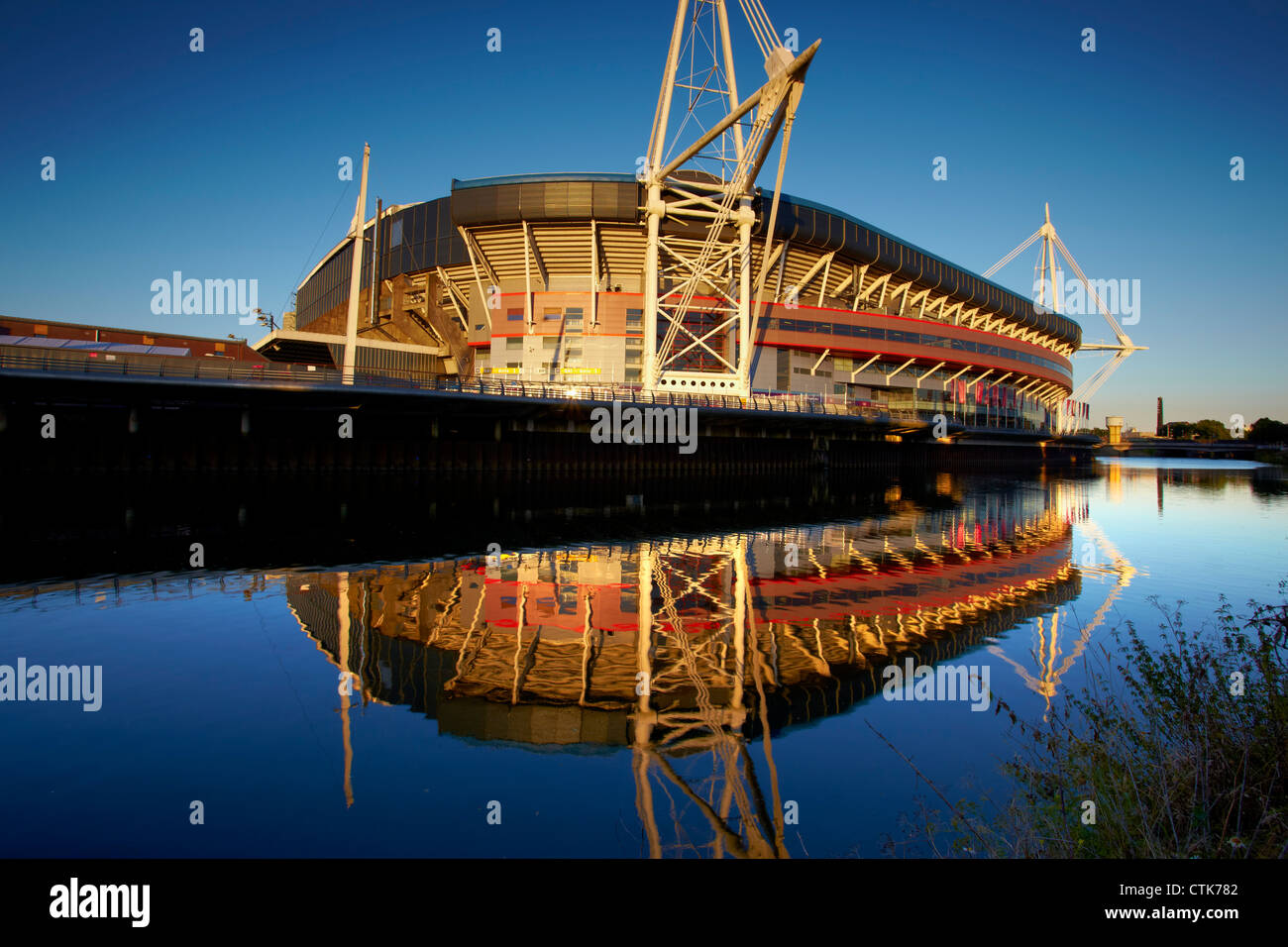 Das Millennium Stadium spiegelt sich in den Fluss Taff, am Vorabend der Olympischen Spiele. Stockfoto