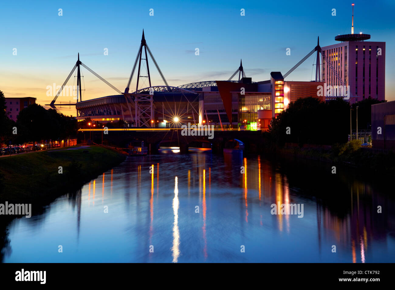 Das Millennium Stadium, Cardiff, Südwales, in der Dämmerung, spiegeln sich in den Fluss Taff. Stockfoto