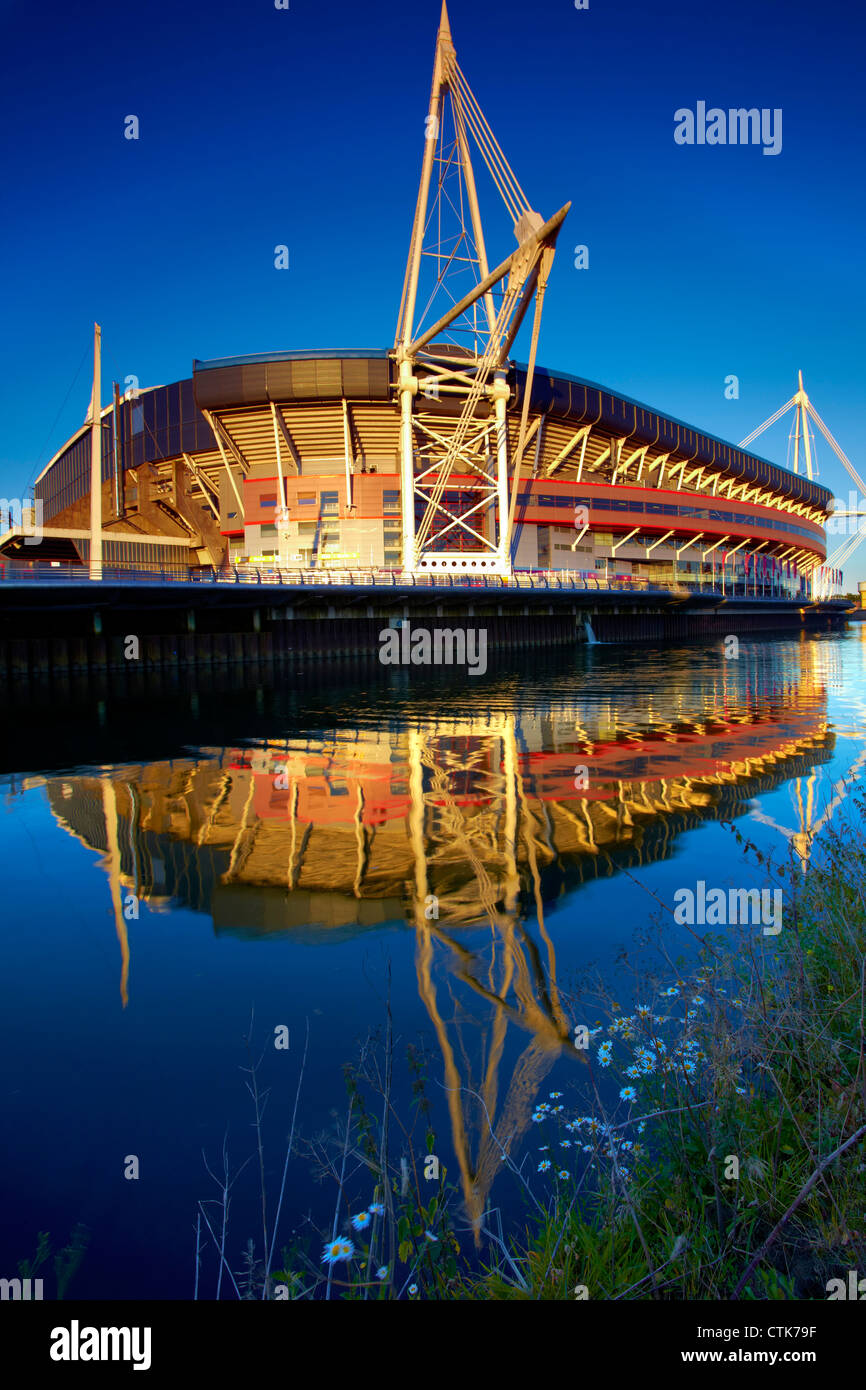 Das Millennium Stadium spiegelt sich in den Fluss Taff, am Vorabend der Olympischen Spiele. Stockfoto