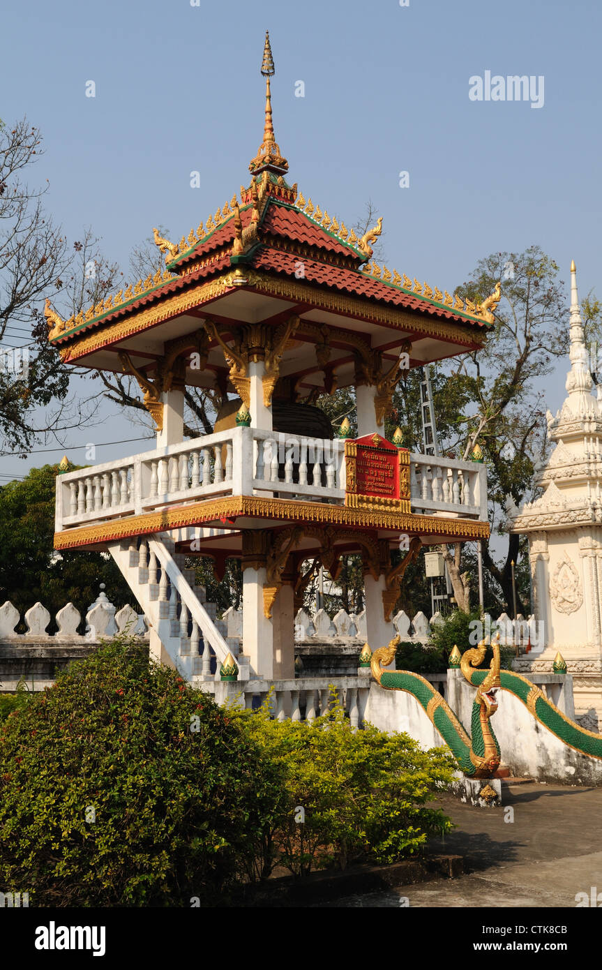 Drum-Laos und Bell Tower am Wat Si Saket buddhistischen Tempel Vientiane Stockfoto