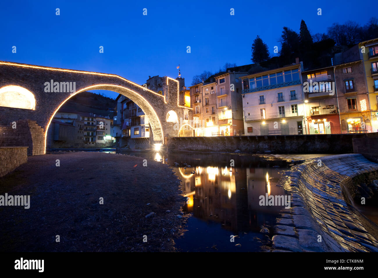El Pont Nou de Camprodón, die neue Brücke Camprodon. Stockfoto
