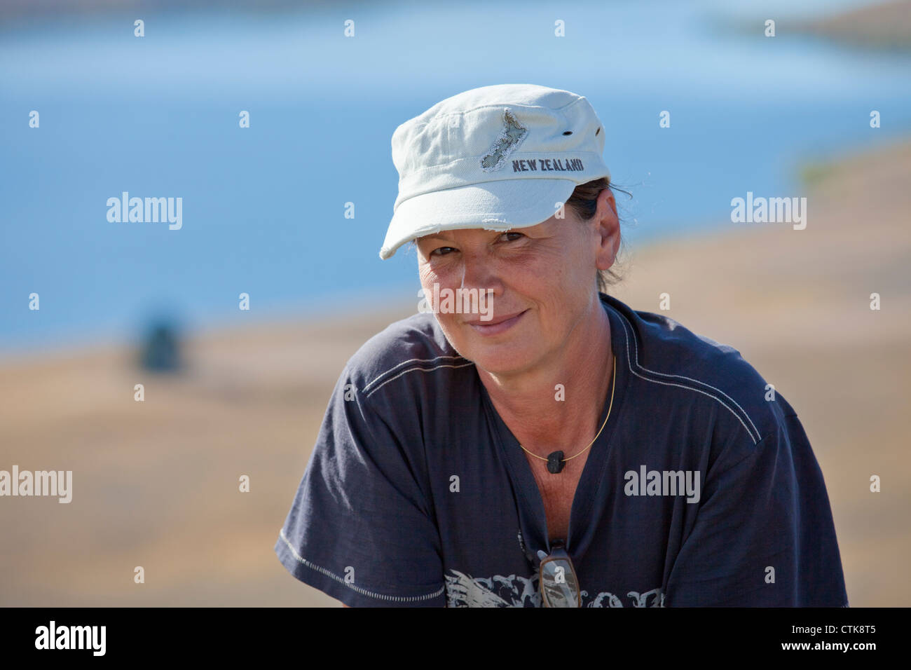 Frau mit Neuseeland Kappe Stockfoto