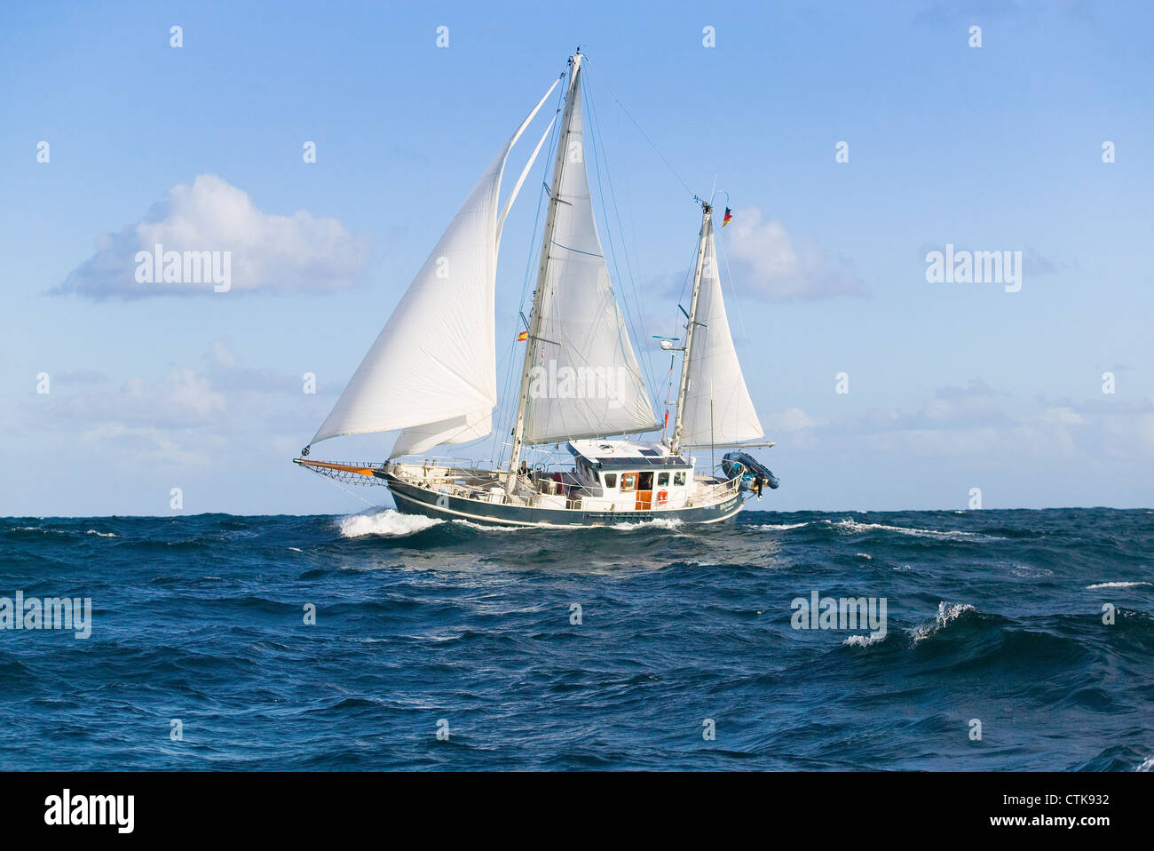 Segelschiff auf hoher See Stockfoto