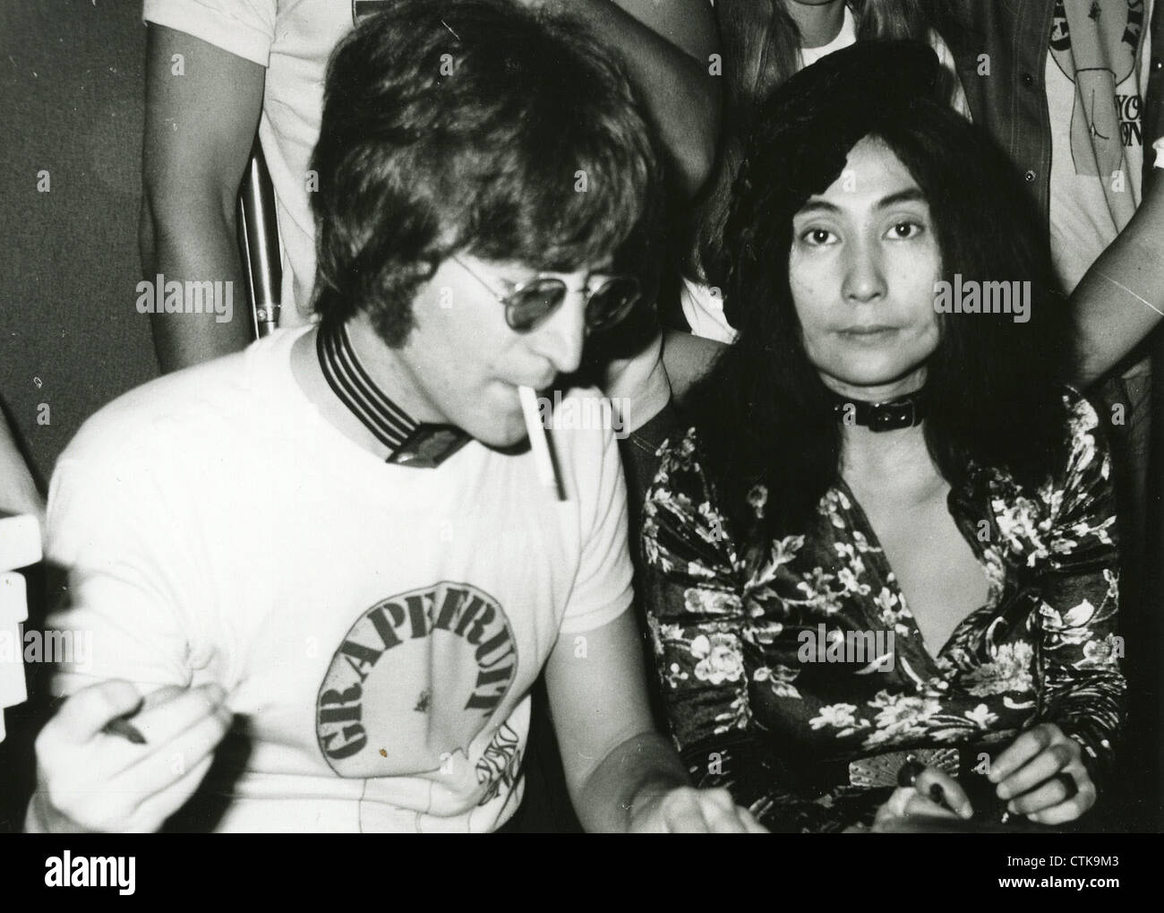 003912 - John Lennon und Yoko Ono auf einer Grapefruit Signierstunde in Selfridges, London am 15. Juli 1971 Stockfoto