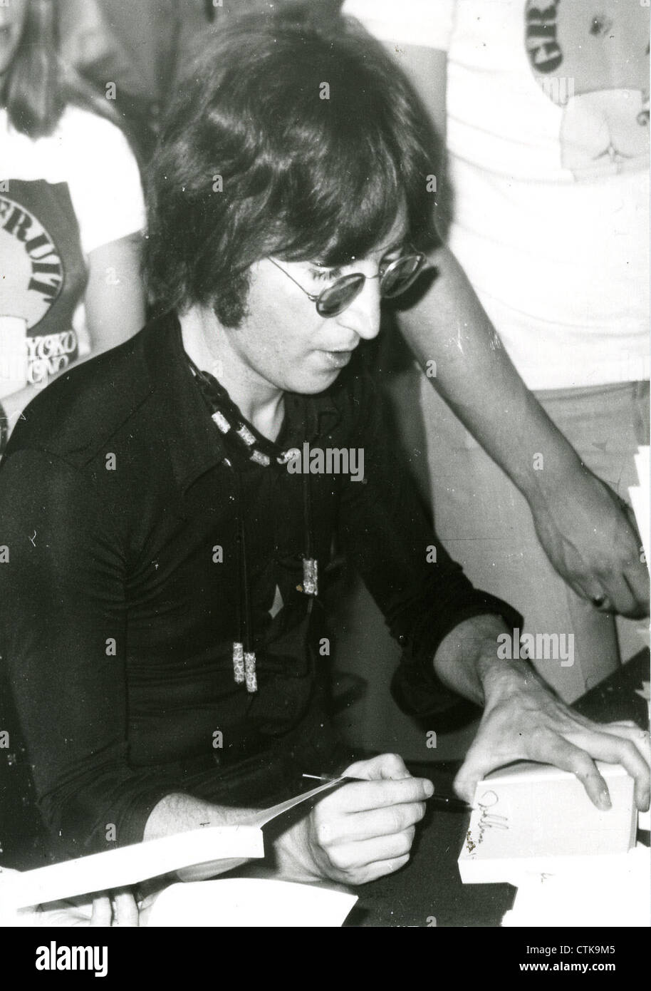 003907 - John Lennon an einer Grapefruit Signierstunde in Selfridges, London am 15. Juli 1971 Stockfoto
