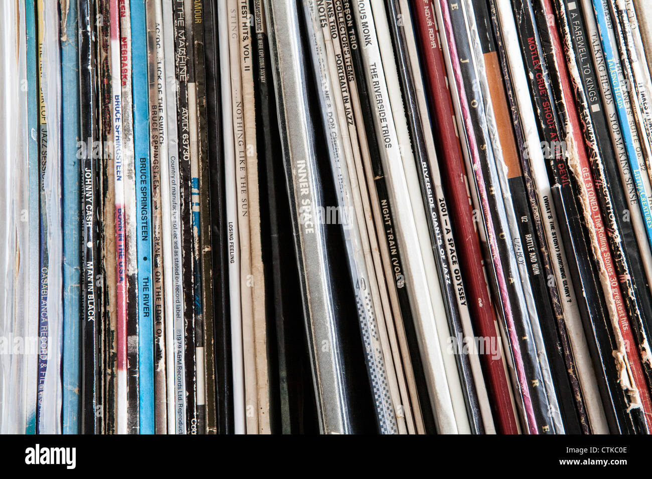 Sammlung von Vinyl-Schallplatten auf einem Regal Stockfoto