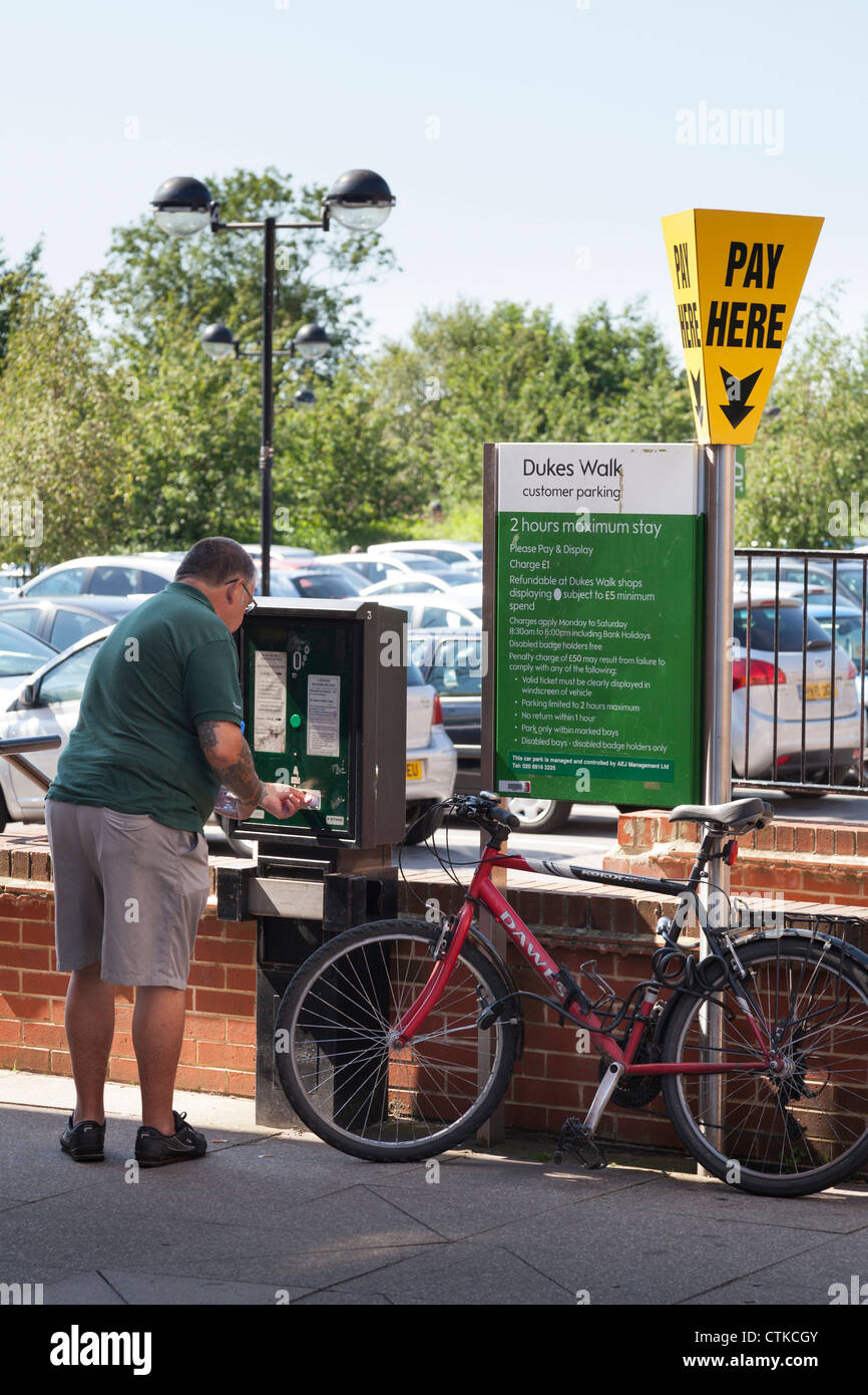 kaufenden Parkkarte vom Stadtzentrum Parkplatz Entgelt Mann und Maschine anzeigen Stockfoto