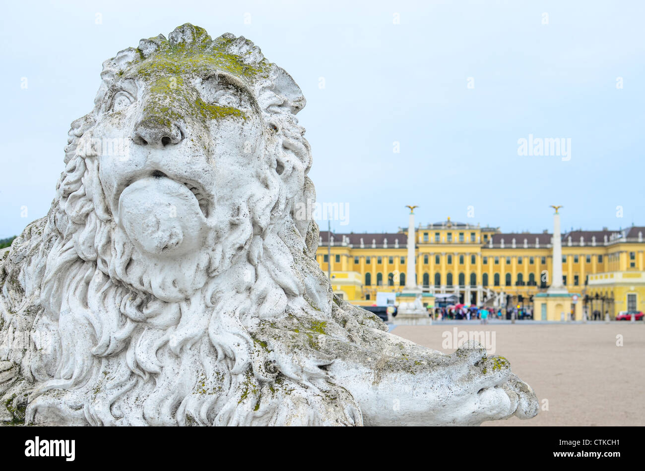 Schloss Schönbrunn in Wien - Eingang Blick mit Löwenstatue Stockfoto