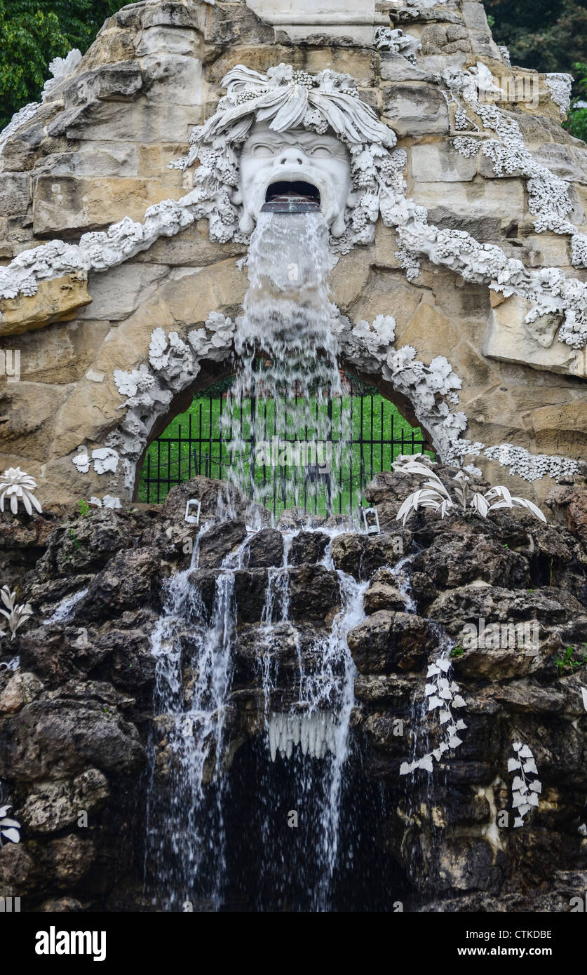 Berühmte Obelisk-Brunnen am Schloss Schönbrunn - Wien Stockfoto