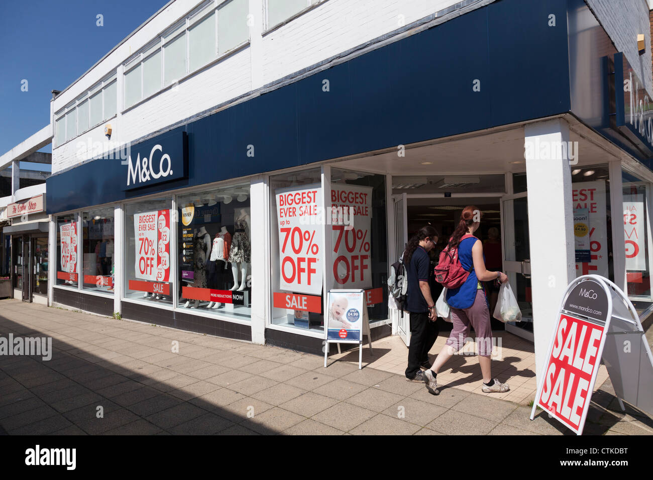 M & Co Hautpstraße Ladenfront mit 70 % Rabatt Verkauf Zeichen Stockfoto M & Co Hautpstraße Ladenfront mit 70 % Rabatt Verkauf Zeichen Stockfoto