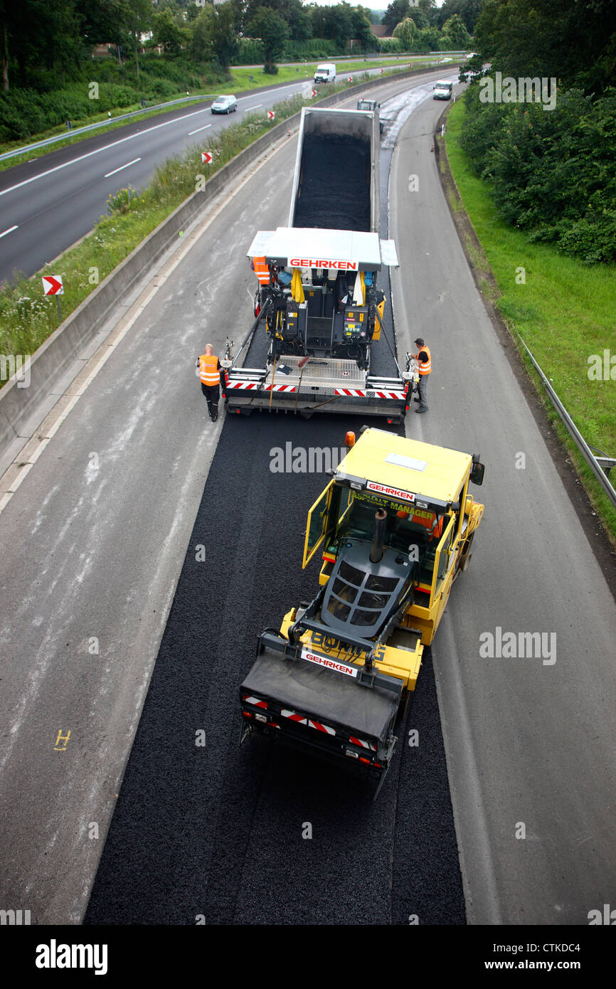 Autobahn, Autobahn A40, Installation einer neuen Asphaltdecke auf der Fahrbahn von Duisburg. Deutschland. Stockfoto