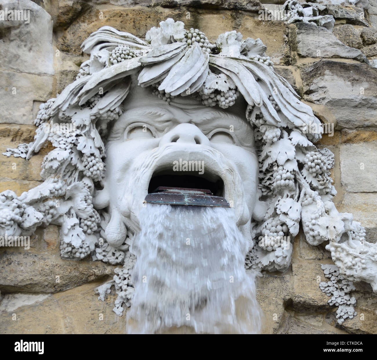 Berühmte Obelisk-Brunnen am Schloss Schönbrunn - Wien Stockfoto