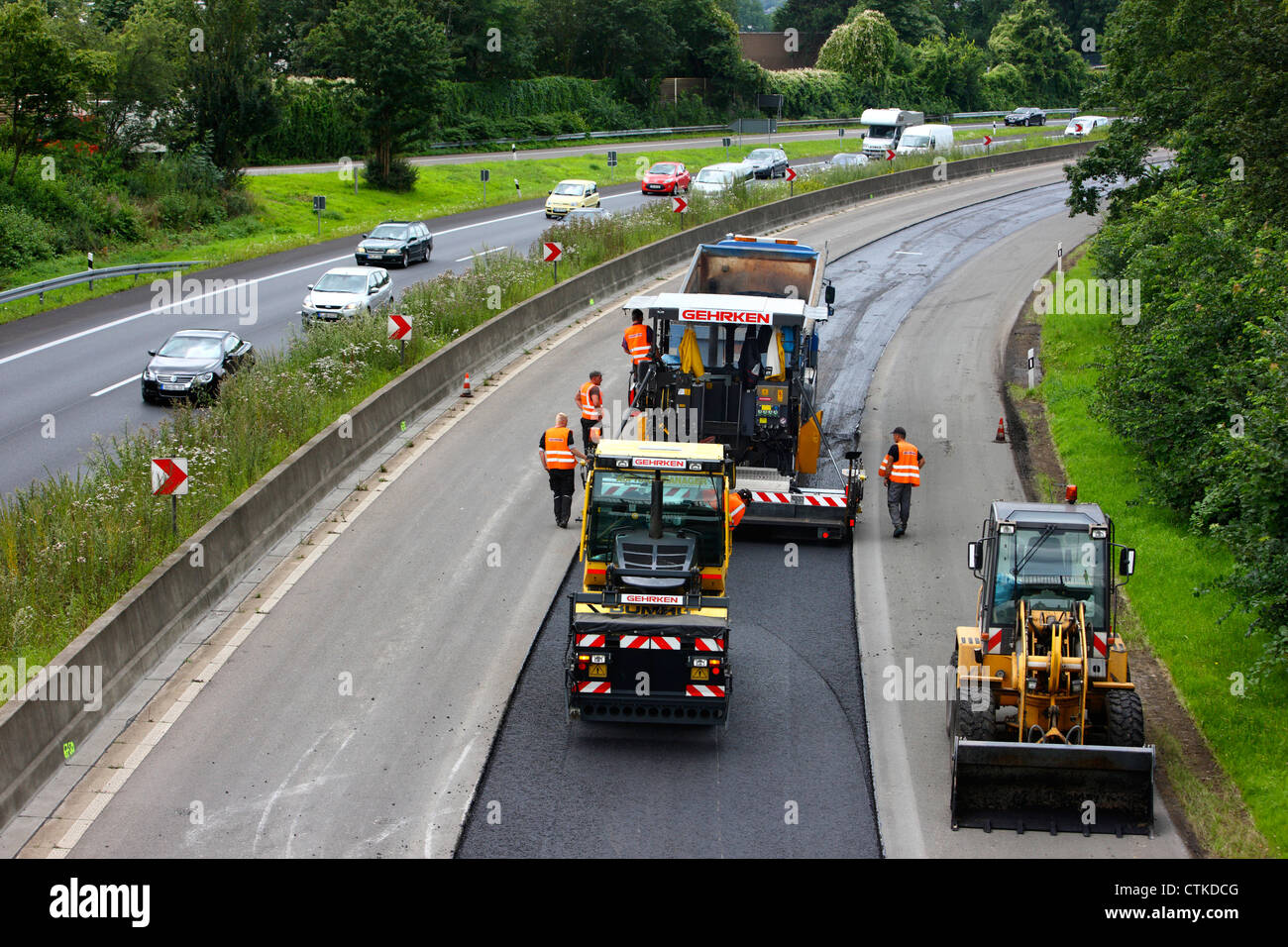 Autobahn, Autobahn A40, Installation einer neuen Asphaltdecke auf der Fahrbahn von Duisburg. Deutschland. Stockfoto