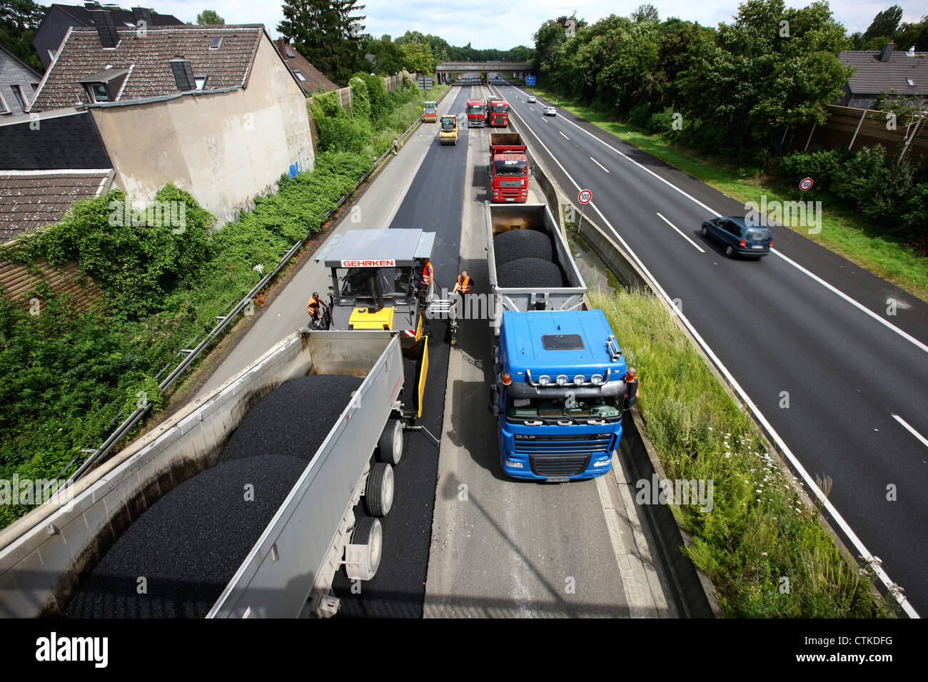 Autobahn, Autobahn A40, Installation einer neuen Asphaltdecke auf der Fahrbahn von Duisburg. Deutschland. Stockfoto
