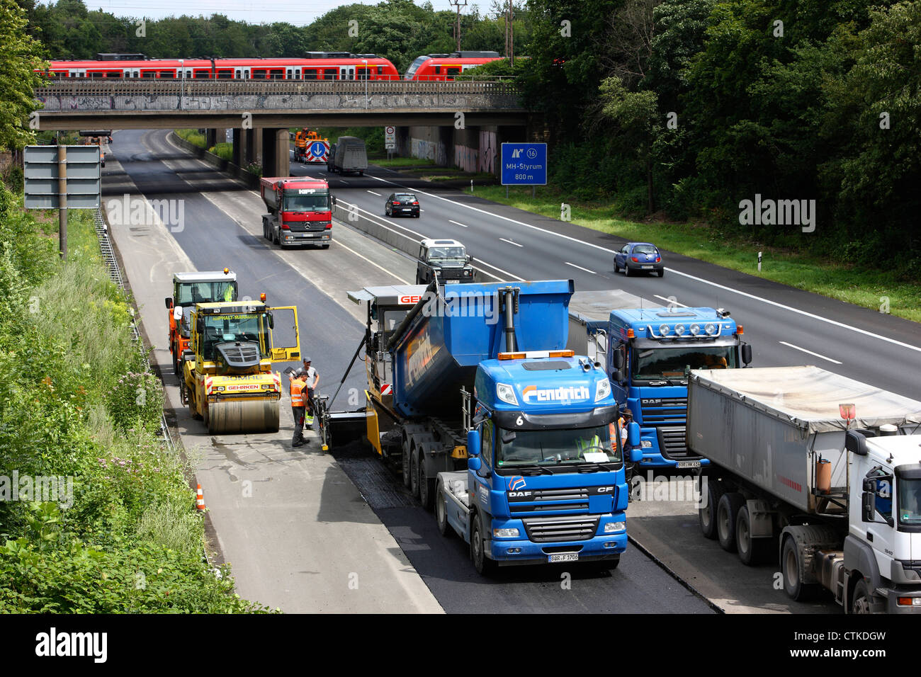 Autobahn, Autobahn A40, Installation einer neuen Asphaltdecke auf der Fahrbahn von Duisburg. Deutschland. Stockfoto