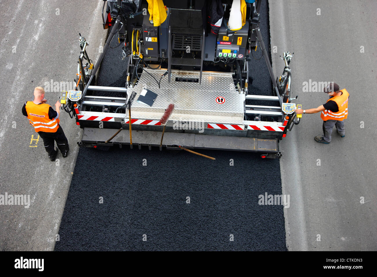 Autobahn, Autobahn A40, Installation einer neuen Asphaltdecke auf der Fahrbahn von Duisburg. Deutschland. Stockfoto