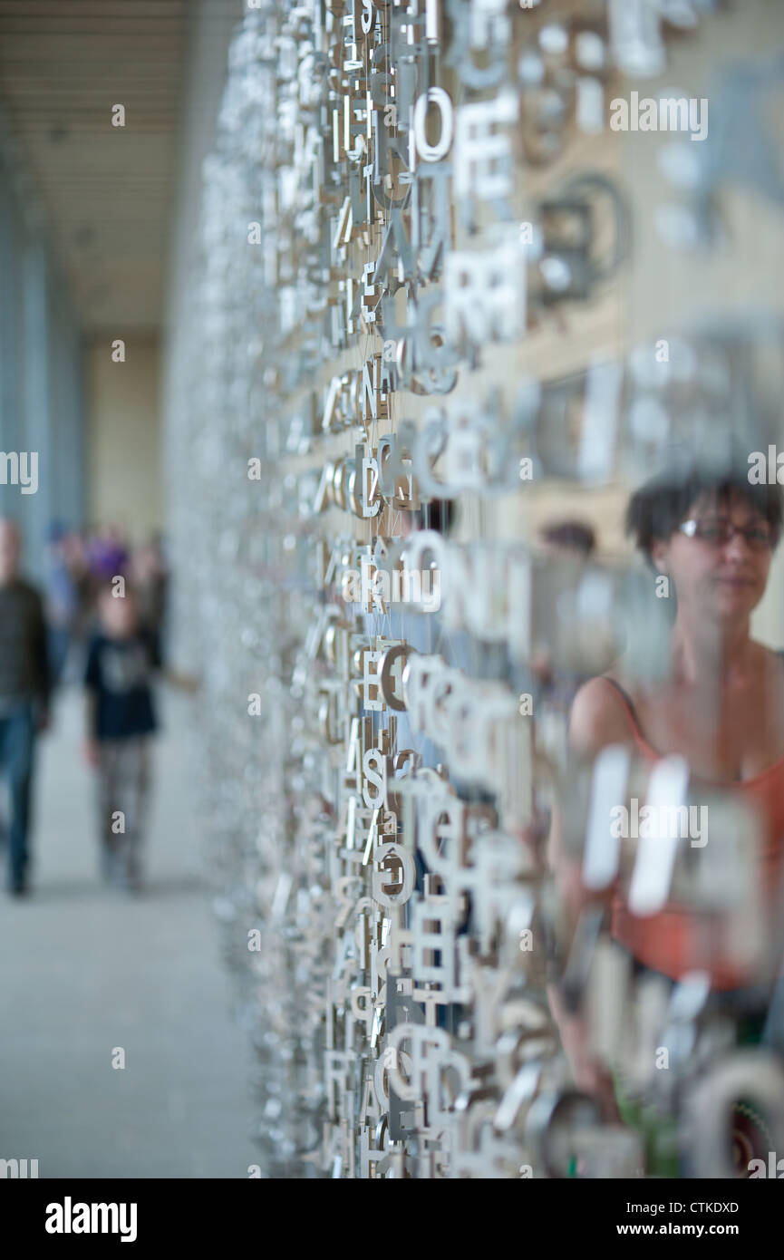 Twenty Nine Palms, 2007 Installation - Jaume Plensa - Yorkshire Sculpture Park, UK. Hochformat mit Exemplar. Stockfoto