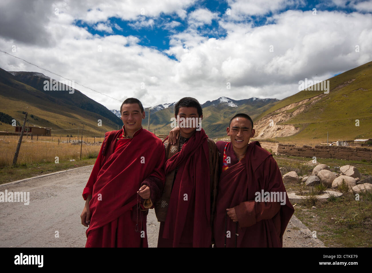 3 chinesische buddhistische Mönche Lächeln in die Kamera auf dem Lande, Sichuan, China Stockfoto