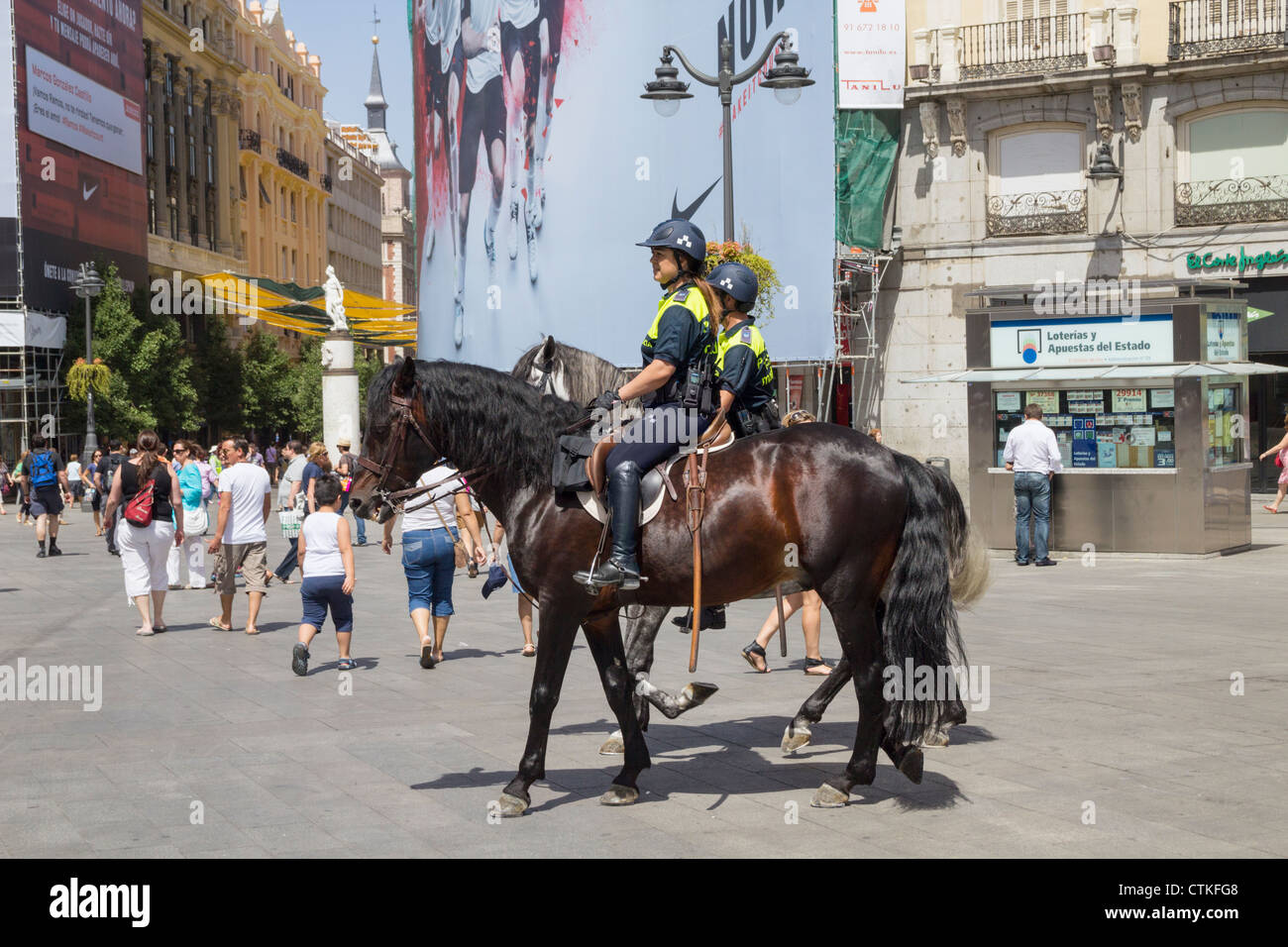 Polizistin auf dem Pferderücken in Puerta del Sol, Madrid, Spanien Stockfoto