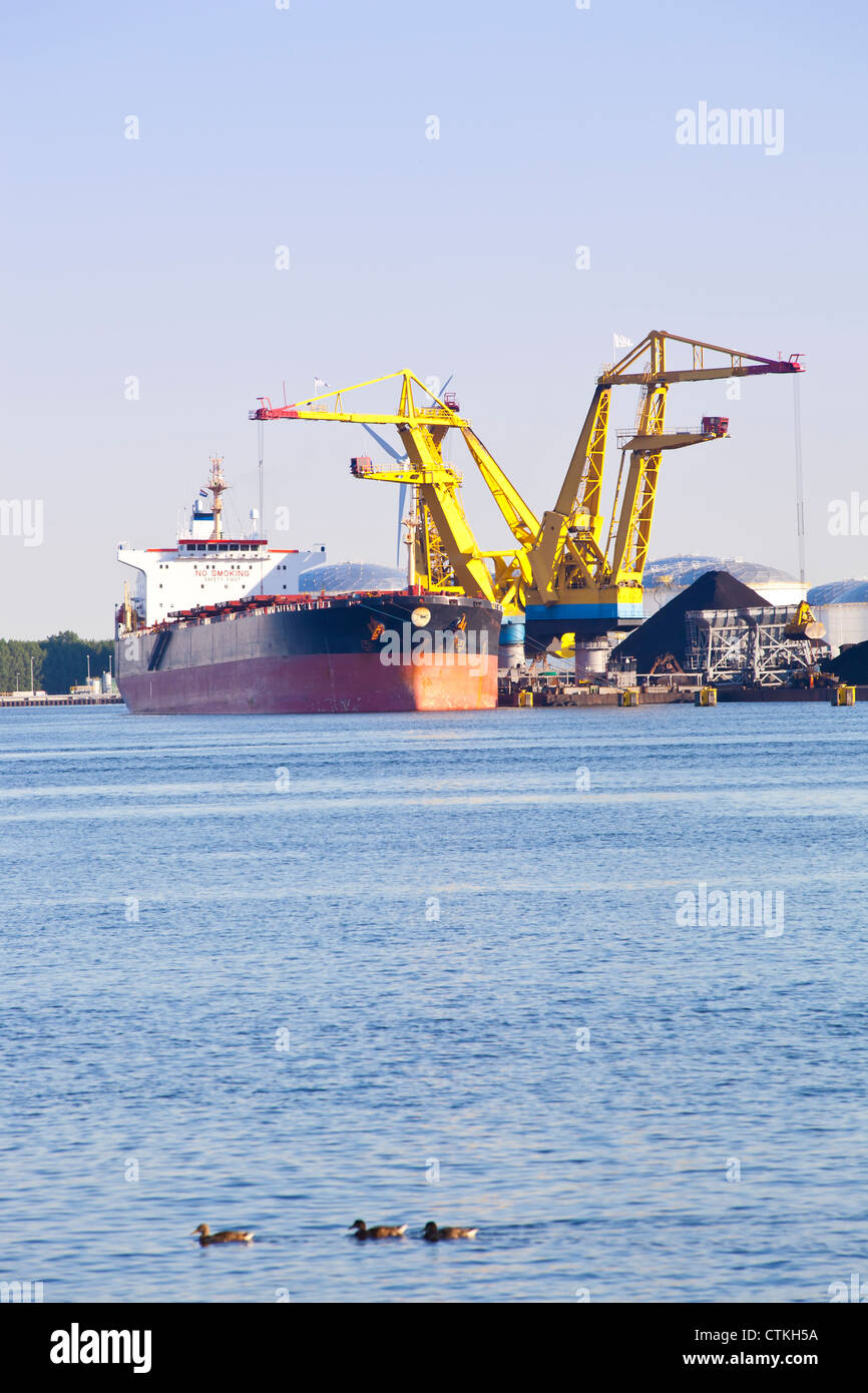 Schwarze Kohle verladen auf Schiff Stockfoto