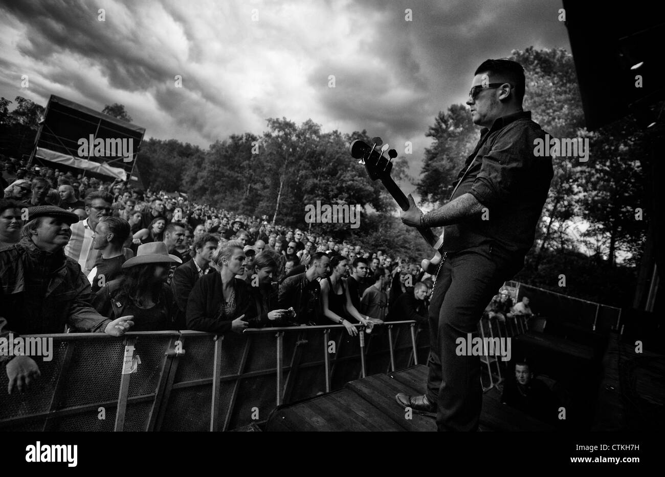 Bassist von fünfzig Fuß Combo vor großem Publikum beim festival Stockfoto