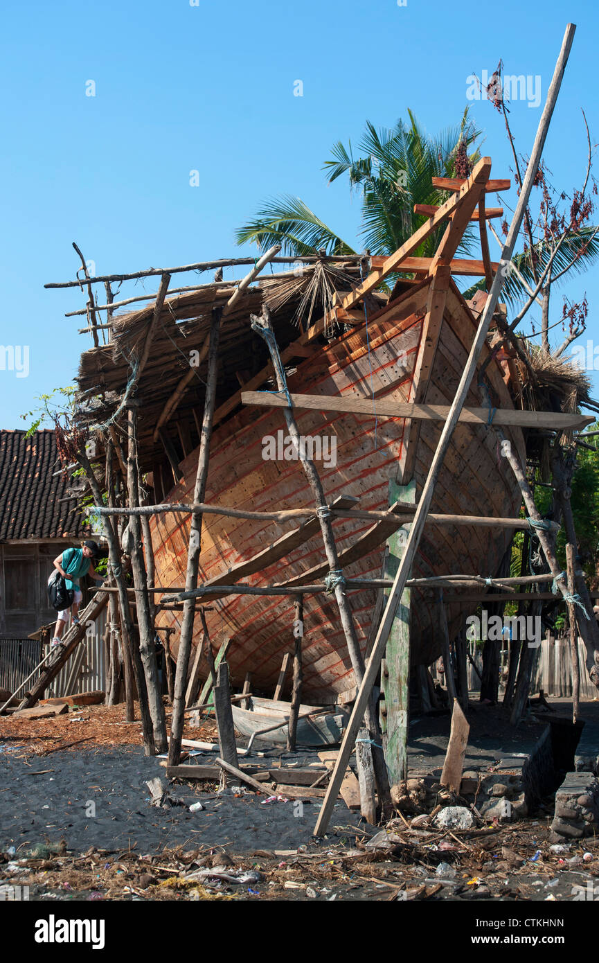 Wera Dorf auf der Insel Sumbawa in Indonesien, ist eines der wenigen Bootsbau Dörfer wo traditionelle Holzboote gebaut werden. Stockfoto