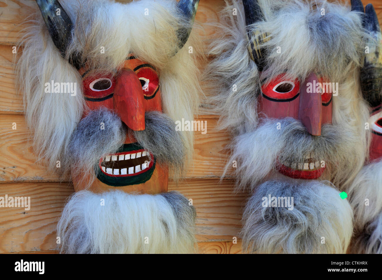 Bunte traditionelle rituelle Masken in einem Souvenirladen in Bran, Siebenbürgen, Rumänien Stockfoto