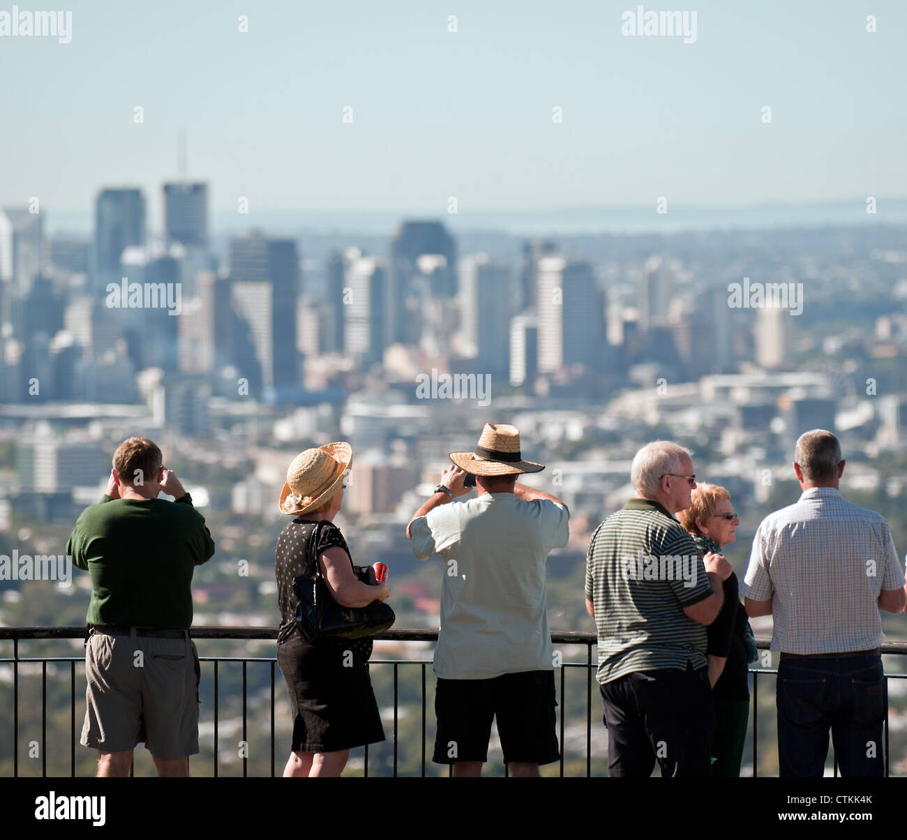 Touristen, die Blick auf die Stadt Brisbane vom Gipfel des Mt Cooth-Ta Stockfoto