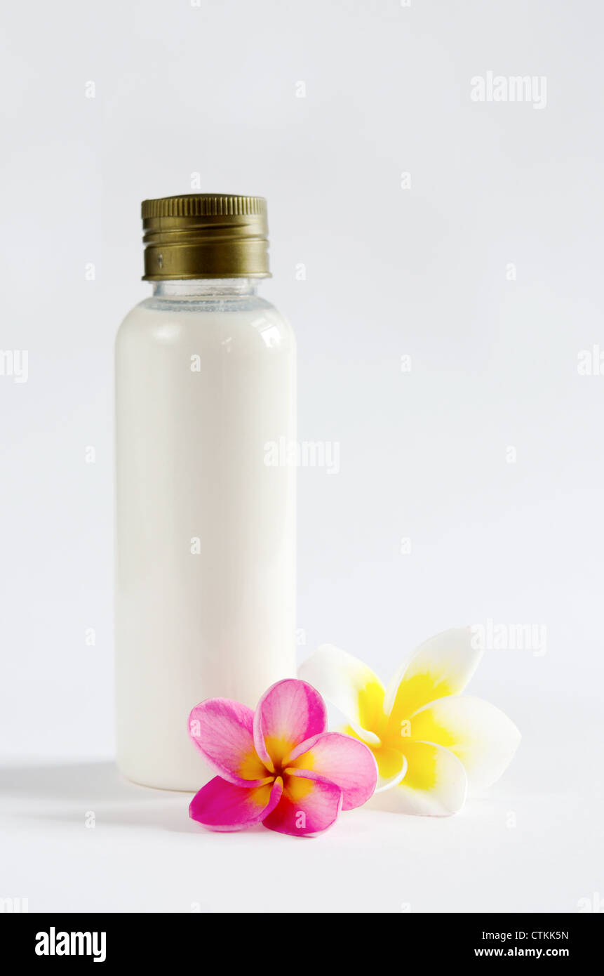weiße Flasche und frischen Frangipani auf weißem Hintergrund Stockfoto