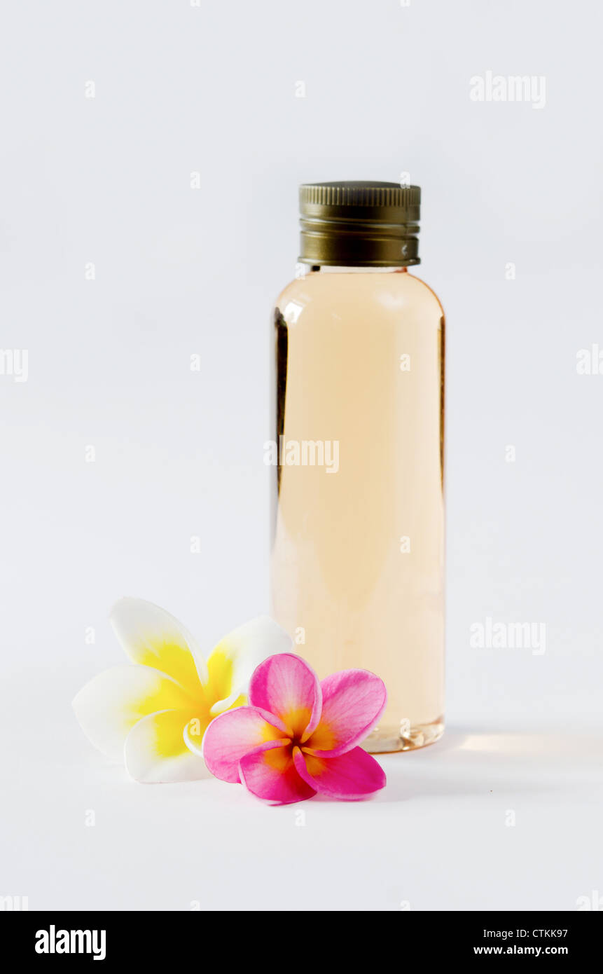 Flaschen und frischen Plumeria auf weißem Hintergrund Stockfoto