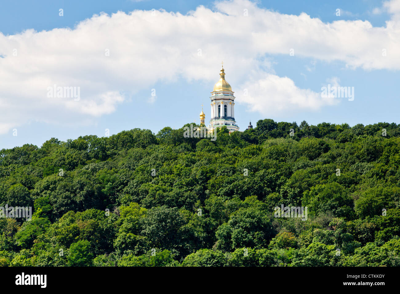Bell Tower des Kiewer Höhlenkloster unter grünen park Stockfoto