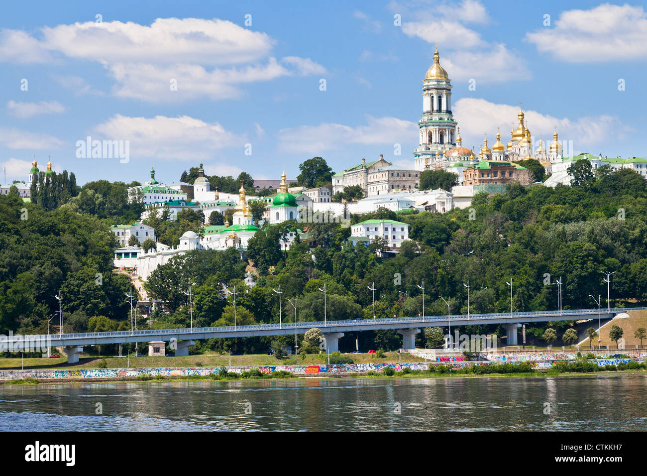 Riverside Blick auf Höhlenkloster von Kiew, Kiew, Ukraine Stockfoto