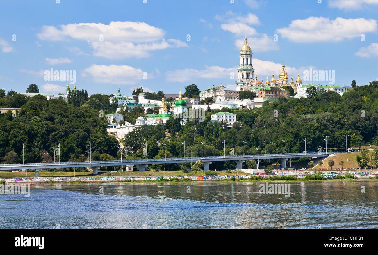 Riverside Blick auf Höhlenkloster von Kiew, Kiew, Ukraine Stockfoto