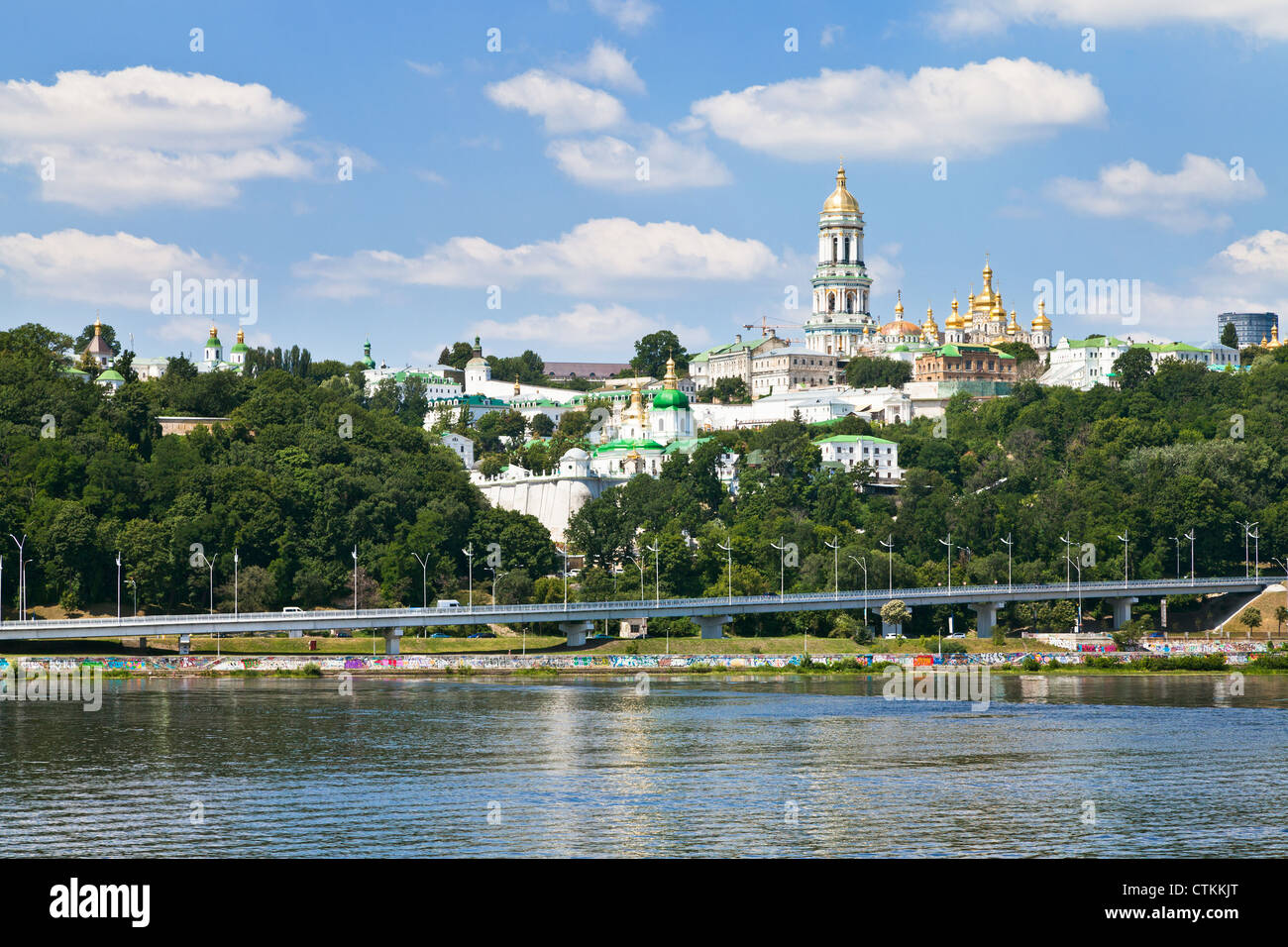 Riverside Blick auf Höhlenkloster von Kiew, Kiew, Ukraine Stockfoto