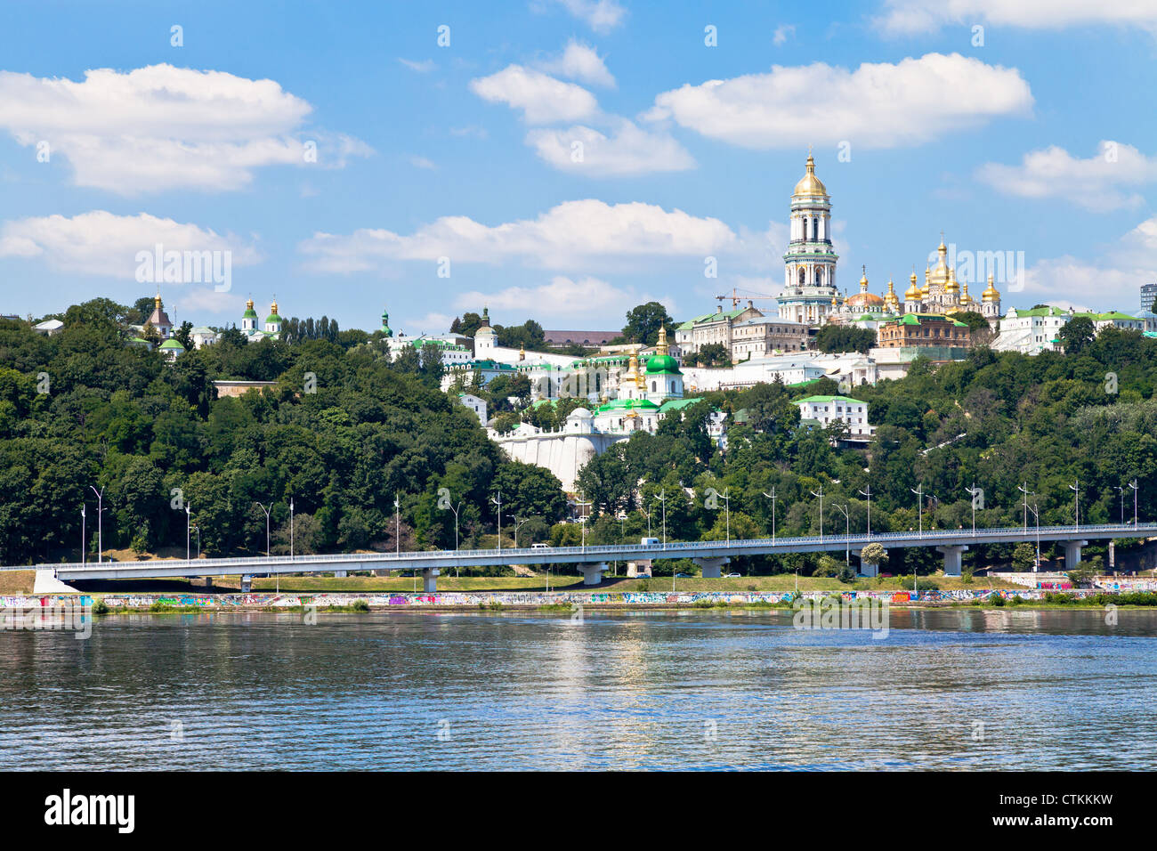 Riverside Blick auf Höhlenkloster von Kiew, Kiew, Ukraine Stockfoto